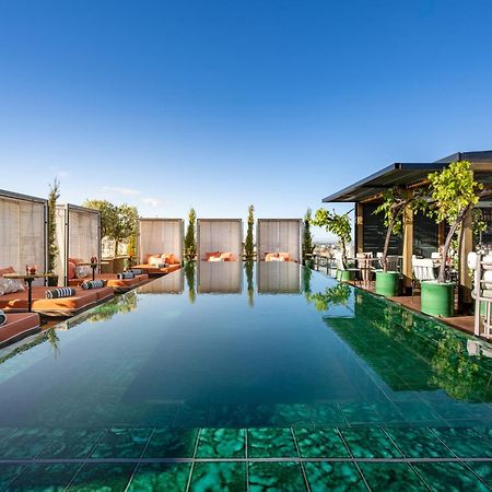 Bless Hotel Madrid - The Leading Hotels Of The World ภายนอก รูปภาพ The rooftop pool at the hotel